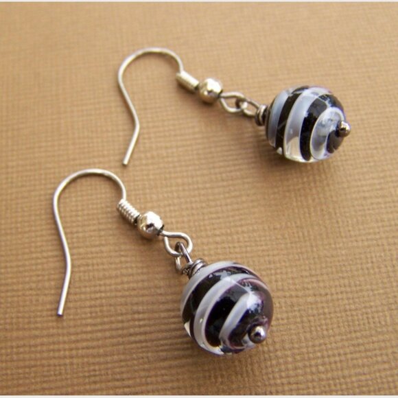 NEW Black and White Swirl Earrings - Picture 1 of 3